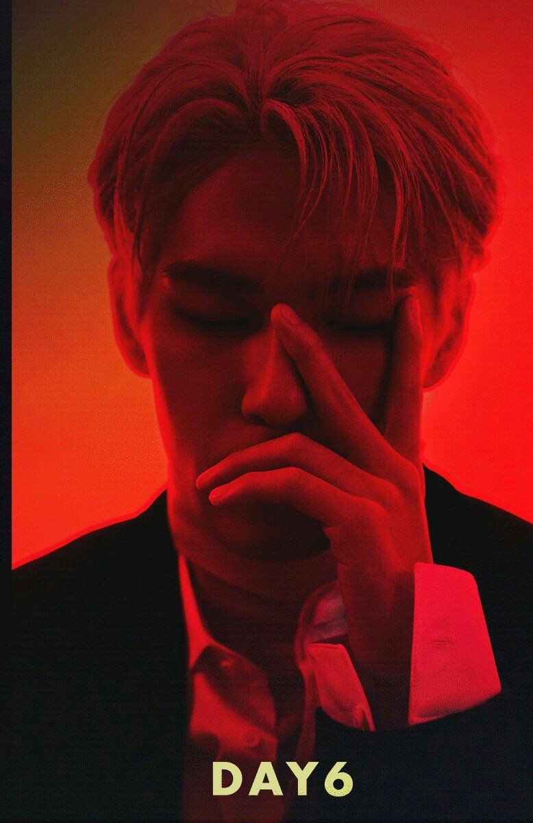 Wonpil definitely knows the best ways to accentuate his already perfect visuals. I couldn't say anything more on how excellent he is. And when he added his hands... he definitely know what he is doing. Plus the blond hair really suit him well. I even heard many swerved lanes.