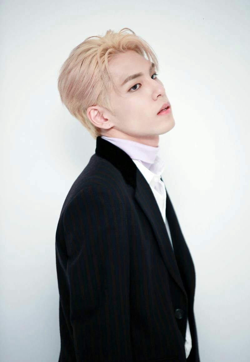 Wonpil looked like he belongs to an aristocrat clan in which everyone will abide to his bidding. Some even said that this was the start of vampire/ Volturi Wonpil.