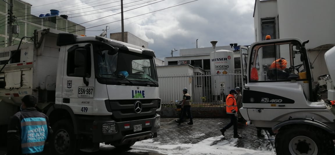Uaesp's tweet photo. Buenos días! seguimos realizando operativos de desinfección por toda la ciudad. Hoy estamos en los hospitales de Bosa y Kennedy. Gracias a nuestros amigos de la @UMVbogota y a la empresa @AmconColombia que donan su trabajo y maquinaria en estas jornadas.
#BogotáNoSeDetiene 💪💛❤️ https://t.co/fC3nWWXyhx