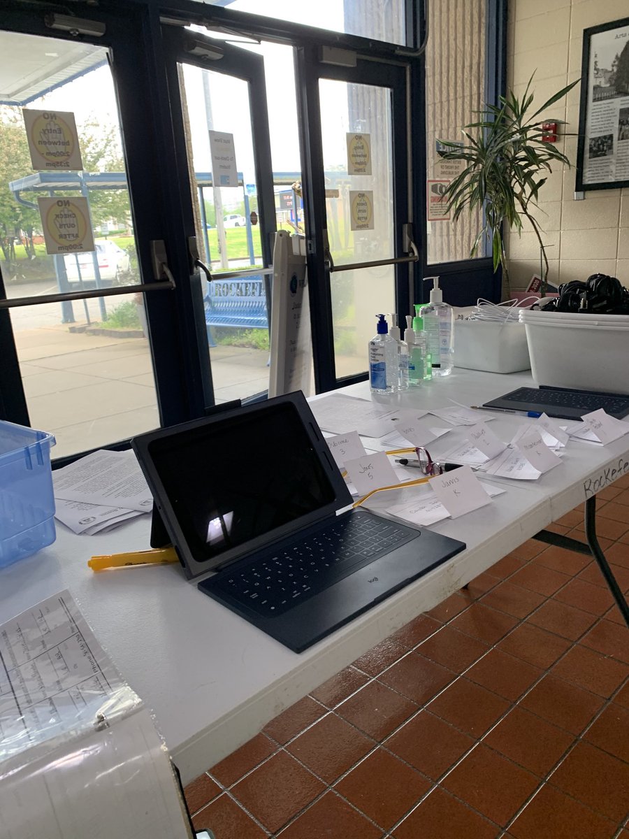 sdrich_lr's tweet photo. ⁦@Rockefeller_And⁩ ⁦@lrsd⁩. We are committed to ensuring students get the best we can offer. Day 2: Over 135 devices picked up. Thank you Mr.Robinson, Head Custodian for your help.⁦@dlsmith1221⁩ ⁦@MichaelPoore1⁩ ⁦@Sheila_Whitlow⁩ https://t.co/9id4UgtyBp