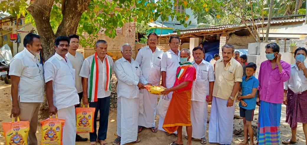 AdvBruce's tweet photo. Kanyakumari congress workers, personally visited the people affected by the curfew and provided them with rice,dal and vegetables under my leadership. 
@SanjaySDutt @MukulWasnik @RahulGandhi 
@PChidambaram_IN
@SoniaGandhi_IN
@KartiPC
@ahmedpatel
@KS_Alagiri
@kcvenugopalmp https://t.co/v67PSgJO8K
