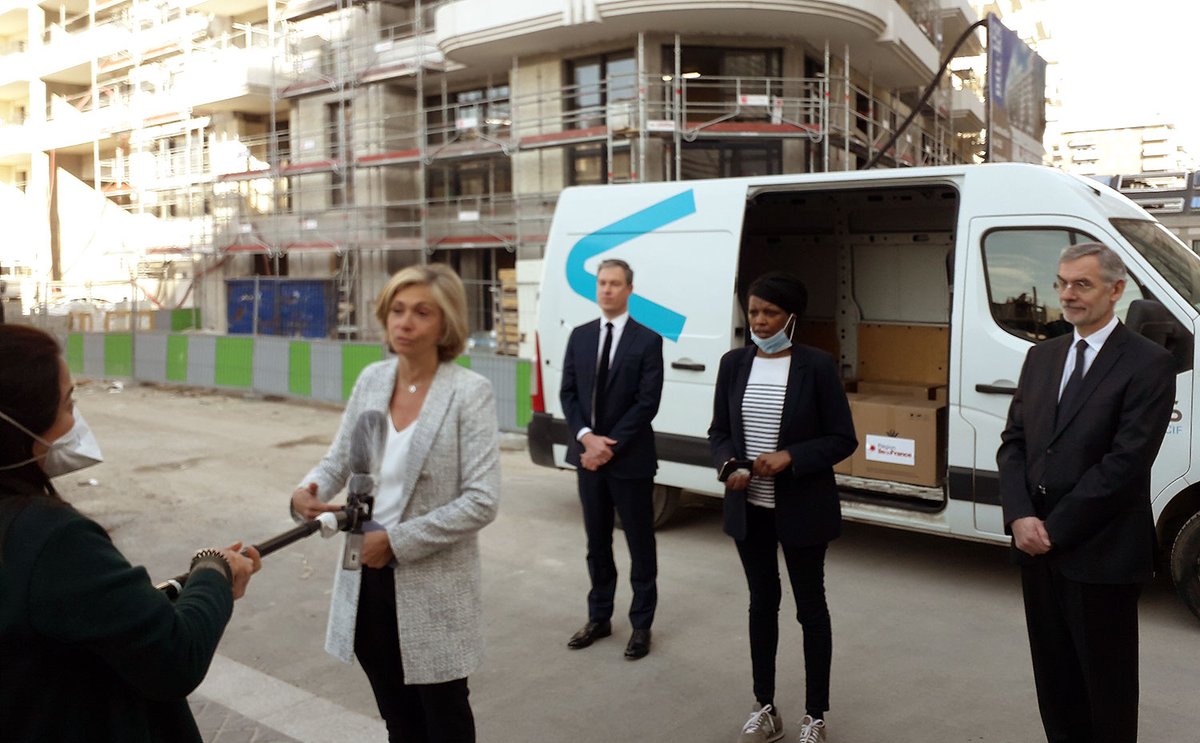 KeolisIDF's tweet photo. Poursuivre notre mission de service public en #IDF : à l'initiative d'@IDFmobilites, aux côtés de @vpecresse, @ProbstLaurent et @rezeg_hamida⁩, #Keolis a reçu ce matin un stock de masques de protection pour nos conducteurs/trices et notre personnel.

#TeamKeolis #COVID19 https://t.co/zOwOQuWANE