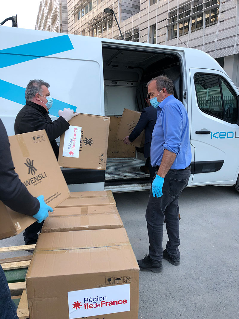 KeolisIDF's tweet photo. Poursuivre notre mission de service public en #IDF : à l'initiative d'@IDFmobilites, aux côtés de @vpecresse, @ProbstLaurent et @rezeg_hamida⁩, #Keolis a reçu ce matin un stock de masques de protection pour nos conducteurs/trices et notre personnel.

#TeamKeolis #COVID19 https://t.co/zOwOQuWANE