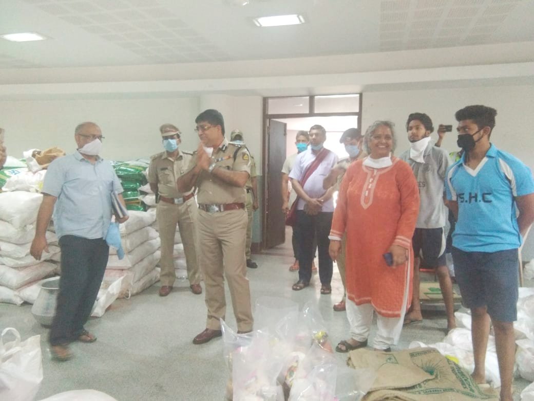 #5 A credible, trustworthy nodal agency - that's  @Hasiru_Dala in this case. They handle the operations (supported by a bunch of tireless volunteers). Importantly, they understand grassroots needs. Here is  @CPBlr visiting the packing centre today.