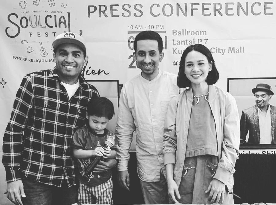 Husen_Jafar's tweet photo. 2019. Saya bicara “Islam Cinta”, beberapa kalimat saja. Tp Glenn menyimak. Saat ngobrol, ia bilang, “Yg Habib sampaikan itu penting. Kita bikin kajian, saya nyanyi yuk?! Kalau mau majukan Indonesia, harus majukan umat Islamnya yg mayoritas di sini.”

Dia orang baik, penuh Cinta. https://t.co/UjNJ8Dvdct