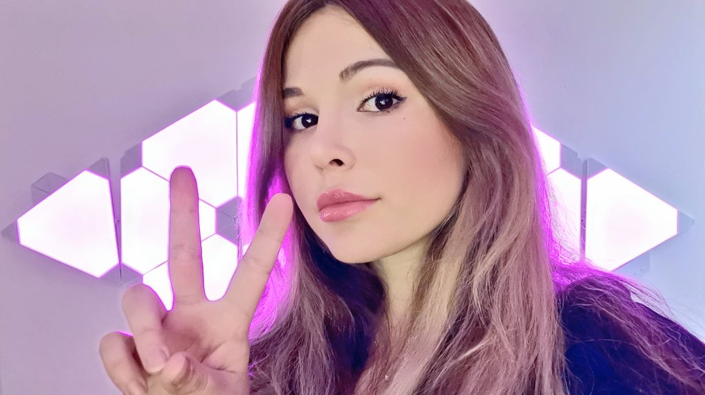 The w in "Two fingers" stands for <a href="/PlayVALORANT/">VALORANT</a> 
Jetzt LIVE 🔴 Twitch.tv/donaspock