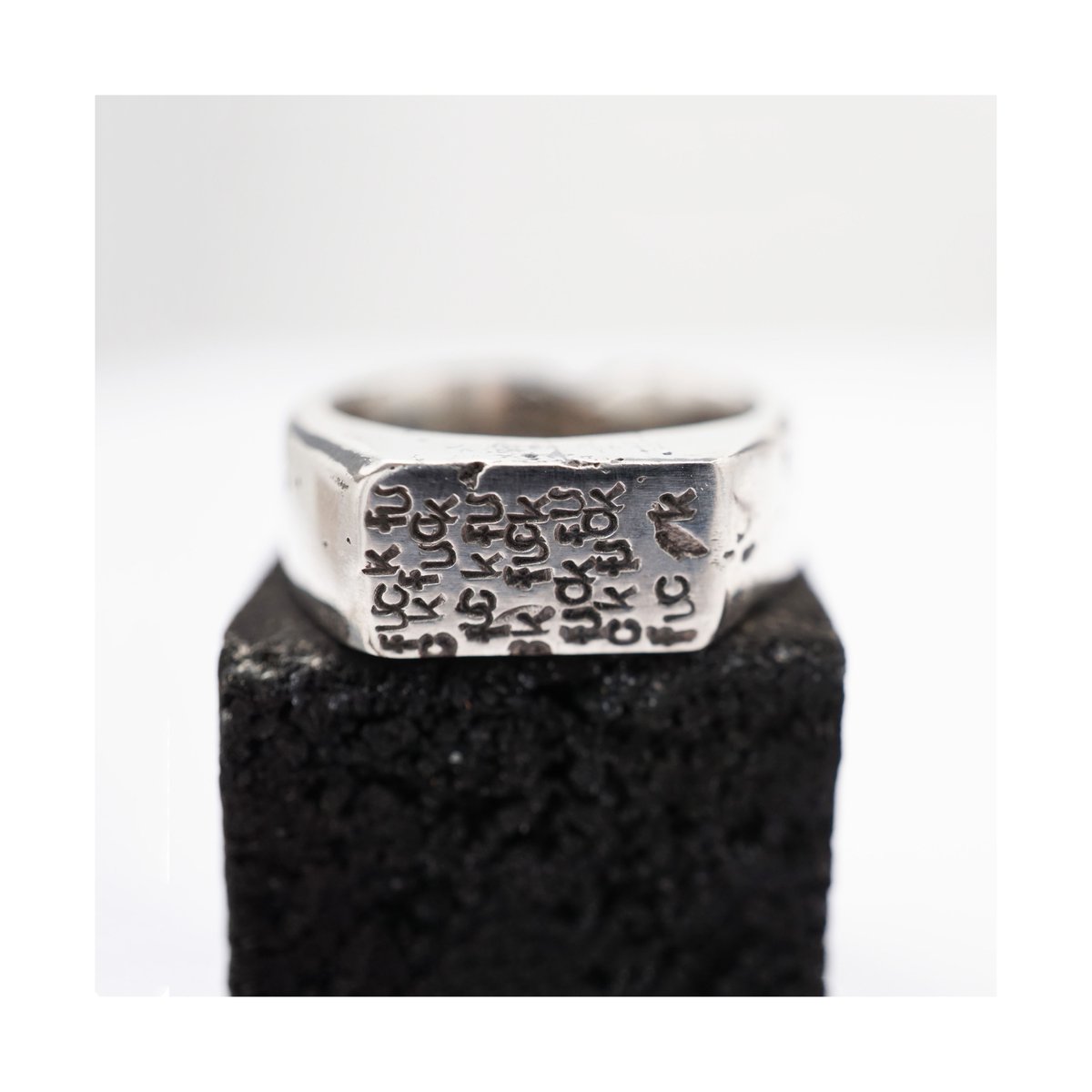 metalatelier's tweet photo. #silvering #signetring #fuckthisshit #buysmall #supportartists #fuckthisshit #staythefuckhome #fuckcorona #fuckcovid #madeinberlin #berlin #kreuzberg #berlinstagram #berlinstyle #ss2020 #springsummer2020 #metalatelier #metalsmith #artjewelry #contemporaryjewelry #ringoftheday https://t.co/31wLQNtVFS