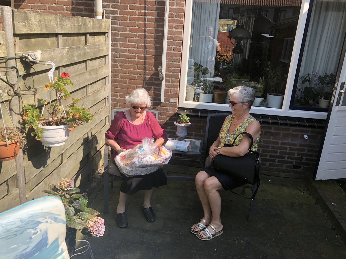 Erg leuk, om bij onze beide moeders een verrassingspakket te bezorgen, gemaakt door onze kinderen en kleinkinderen. De komende 20 dagen iedere dag een pakje openmaken!