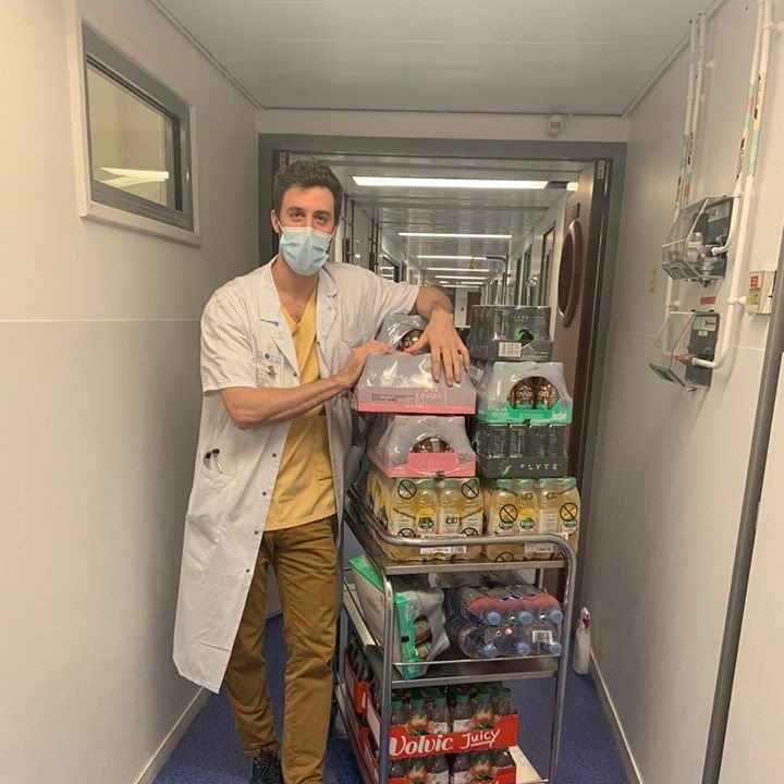 Volvic_fr's tweet photo. Hier https://t.co/ii08FVh1jC annonçait offrir plus de 80 000 bouteilles d’eaux minérales naturelles Volvic et @evianFrance aux établissements hospitaliers d’Ile-de-France...et ça commence à arriver aujourd'hui chez le personnel soignant ! 💚 https://t.co/kcoud3Xzhh