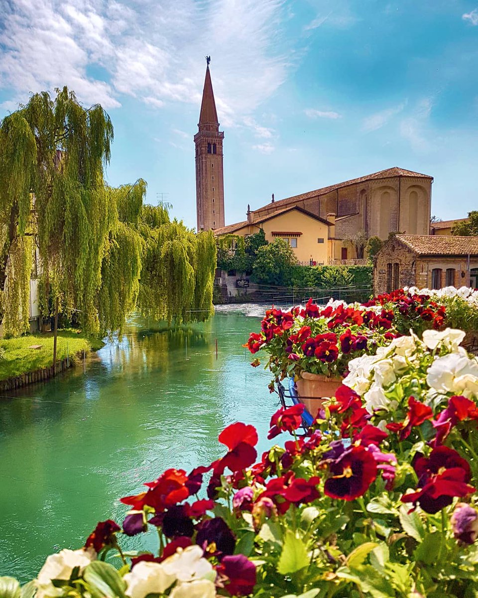 Italia_aut's tweet photo. Sacile in Friaul-Julisch Venetien, auch “Garten der Serenissima” genannt: elegante Palazzi, zumeist im Lagunenstil, spiegeln sich im Blau des Flusses wider. 👉https://t.co/kBafLs6KAu 
#TreasureItaly #Italycomestoyou 
@FVGlive

📷 IG blogsognoitaliano https://t.co/81KQDBN3ih
