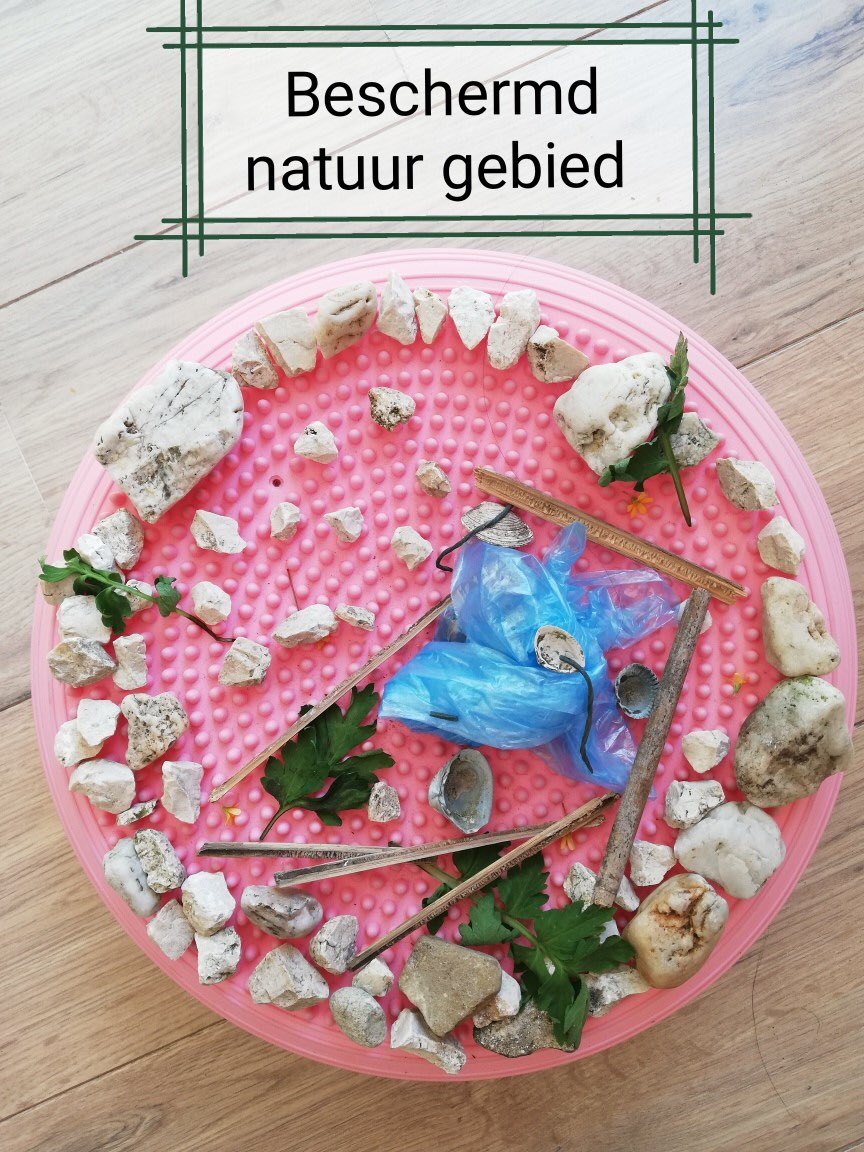 Wat missen we de kinderen! Maar gelukkig kunnen we door deze foto’s toch een beetje met ze meekijken. 

Groep 5 kreeg een creatieve opdracht: Maak een kunstwerk met materialen uit de natuur...

Wat een mooie kunstwerken hebben jullie gemaakt!