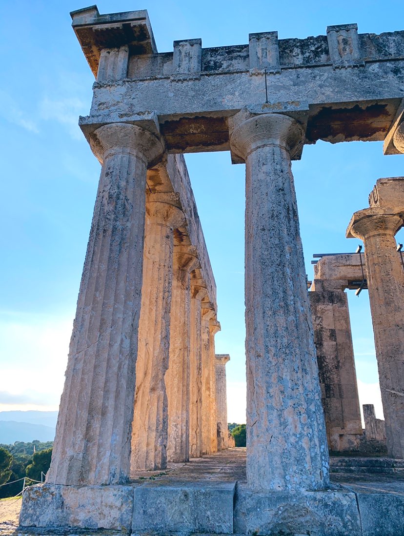 Aegina might be everybody’s favorite island day trip to escape the summer in  #Athens, but there’s more to the island than its pistachios, beautiful beaches, & excellent fish tavernas. Here’s a thread on it’s rich  #archaeology, based on our trip with the  @ASCSAthens last December!