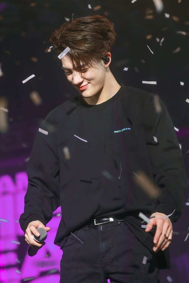 Lee Jeno as flowers a thread: