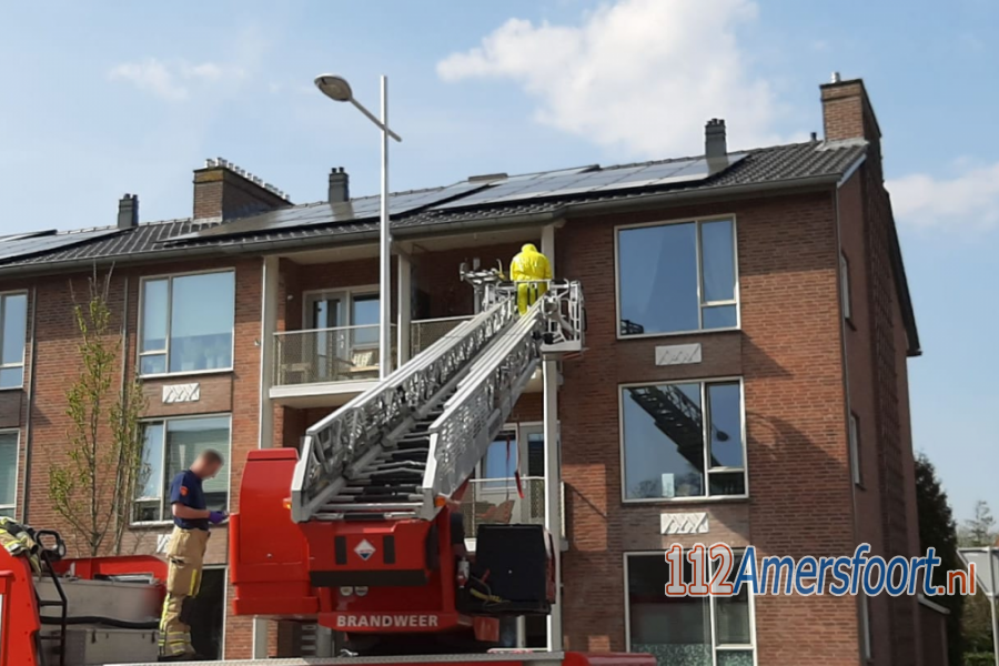 Patiënt met autoladder uit woning gehaald aan de Gasthuislaan in #Amersfoort. 112Amersfoort.