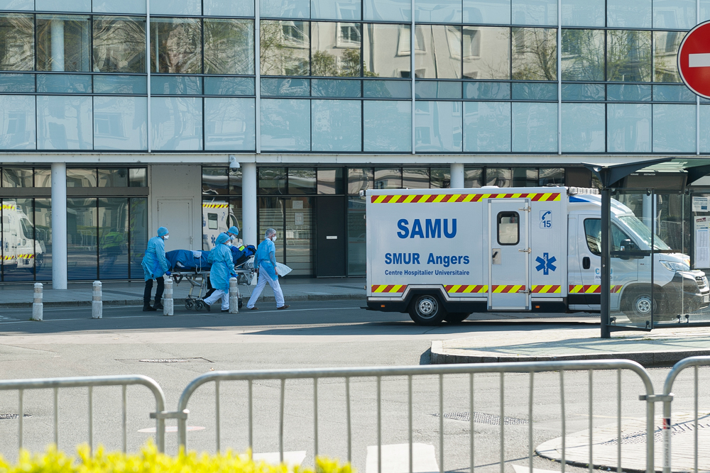 chu_angers's tweet image. [Bonne nouvelle]
Parmi les patients transférés des hôpitaux du Grand-Est par #TGV, un 1er patient vient de quitter les services du #CHUAngers pour rejoindre un service de convalescence du @CHRUStrasbourg. 
➡ 2 autres patients retourneront dans la @regiongrandest  d&apos;ici qq jours