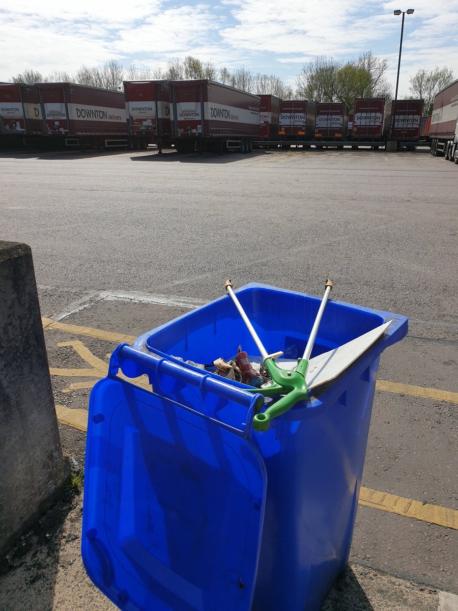 naturesgreat's tweet photo. Found the time to pick some litter in yard today. Nearly filled a wheelie bin! #cmdownton #truckerscleaningupbritain #keepbritaintidy https://t.co/M3xFP9zI4m