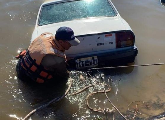 7ctes's tweet photo. #Corrientes ⚠😷😱 Violó la cuarentena, bajaba una lancha y su auto quedó sumergido en el río 👉 https://t.co/IxP3TzeJsA https://t.co/3HnqROHJmL