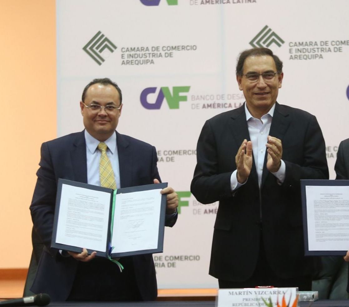 eloymarchan's tweet photo. El exministro aprista Luis Carranza es el asesor principal de @MartinVizcarraC en temas económicos (ver registro de visitas de Palacio). Carranza es director de Sigma, un fondo de inversión que –gracias a las AFP– maneja S/ 1.065 millones de los afiliados. ¿Eso explica mucho, no? https://t.co/qvKuQufAHb
