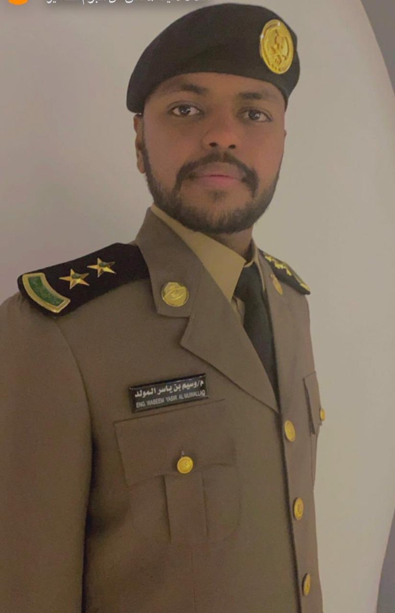 KSA24's tweet photo. تذكرون حادثة الارهابيين الغاشمه اللي توفي على اثرها  الزملاء النقيب ياسر حسب الله المولد والعريف فهد وزنه عام ١٤٢٤هجري وجاهم الأمير نايف الله - رحمة الله عليه -
وعزا اهلهم وقال عيال ياسر وفهد حيكونوا في كلية الملك فهد الأمنية ويعوضوا مكان اباءهم
الآن ضباط https://t.co/od9p8iyfJz