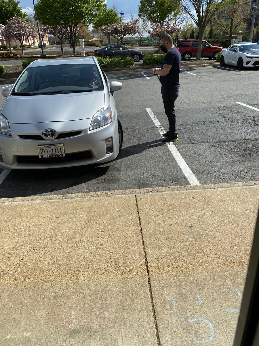 ArguetaSesar's tweet photo. Wonderful Wednesday here at AT&amp;T Springfield ! #ilovemyjob #MASsiveWC #REGULATORS #lifeatatt #attcurbside honored to be taking care of our community during these challenging times ! Proud of our team ! @MASWreckingCrew @jd4180 @404girl @VMoncada_ @_robcastro_ https://t.co/uHaJ5WepZb