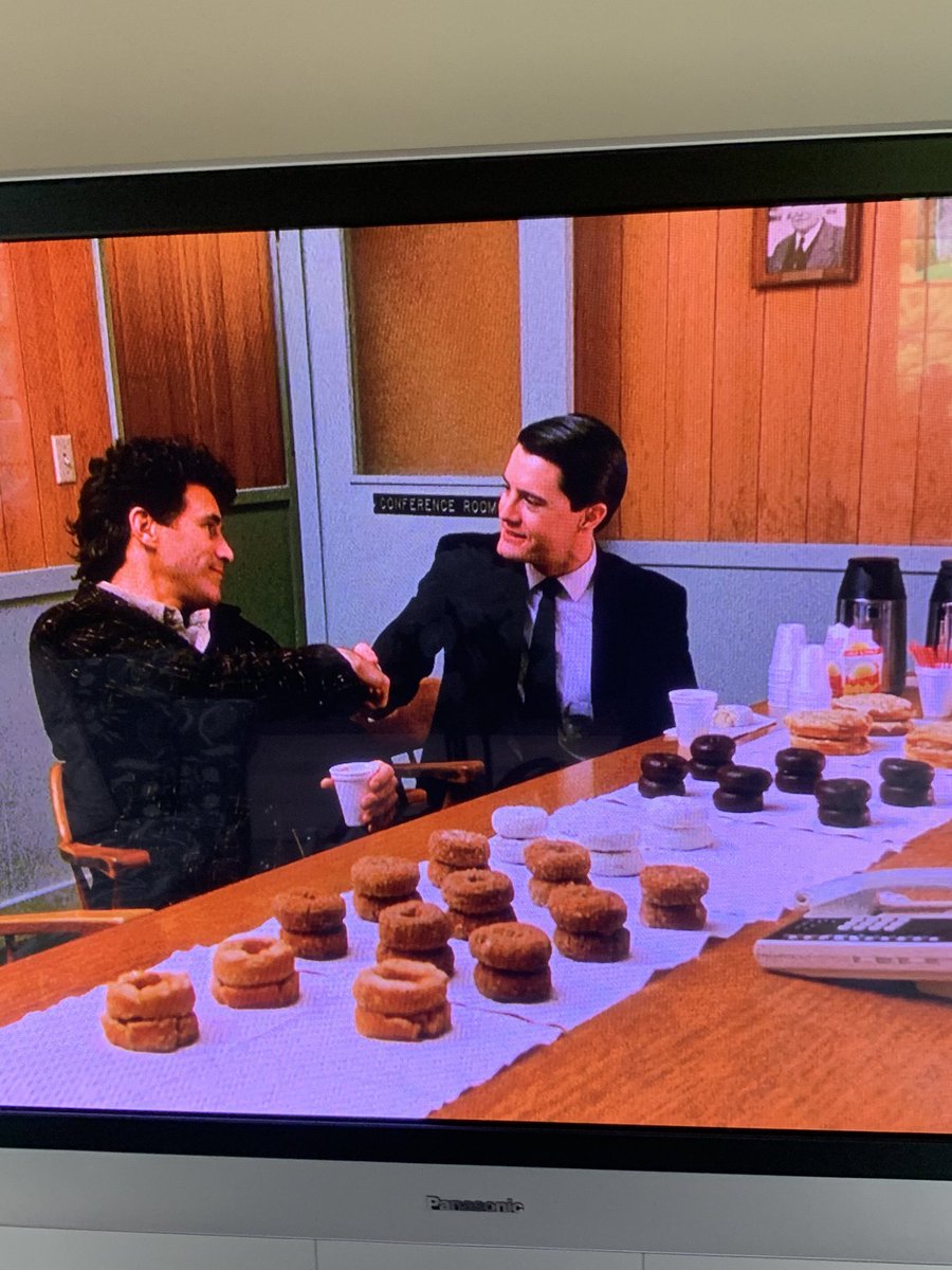 Kyle_MacLachlan's tweet photo. Love this man. #Twinpeakswatchparty https://t.co/2x8cjDLcIx