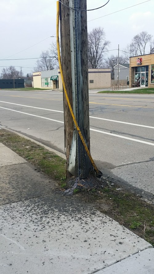 lauramikulski's tweet image. Hey @DTE_Energy, you have a leaking transformer in Ferndale on Hilton.  You promised to secure and fix it 2 months ago.  What&apos;s it going to take to get this done?  What sort of toxic substances are getting on people/pets as they walk past? #pinkslime #toxic