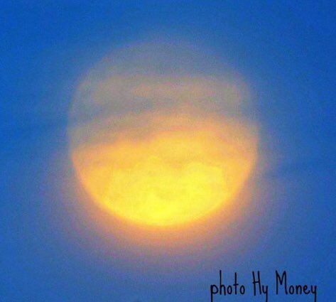 They called it THE SUPER PINK FULL MOON but this is how it looked to me through my attic window.  Beautiful. ⁦<a href="/NASAMoon/">ARCHIVED - NASA Moon</a>⁩ ⁦@pinkmoonsociety⁩ ⁦<a href="/NewMoon0522/">新月(Shingetsu)</a>⁩ ⁦<a href="/fullmoonhorror/">Full Moon Features</a>⁩