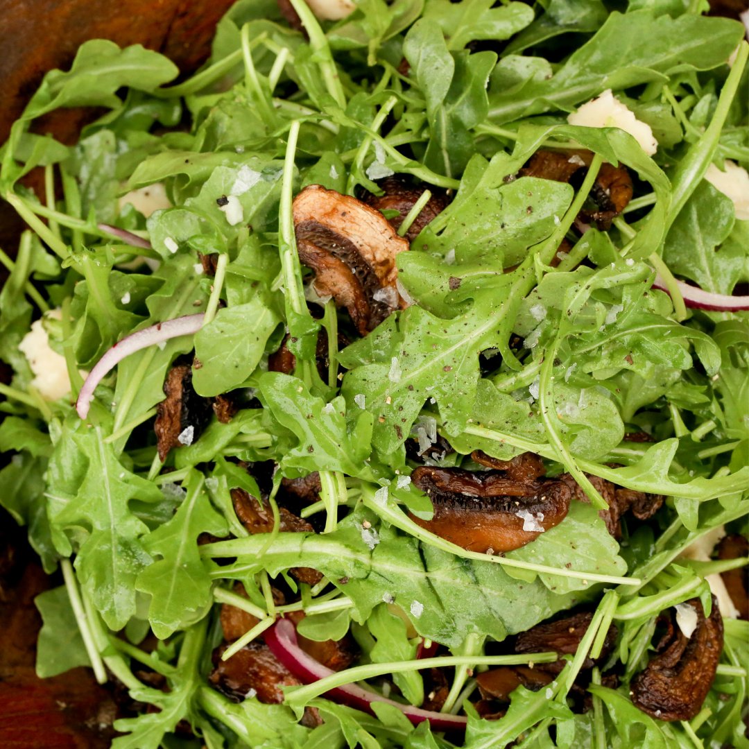 trueleaffarms's tweet photo. Toss red onions, sauteed mushrooms with wild arugula for a salad that not only looks incredible but tastes delicious. #WeRSaladGrowers #WildArugula https://t.co/uUwj4XY7WV
