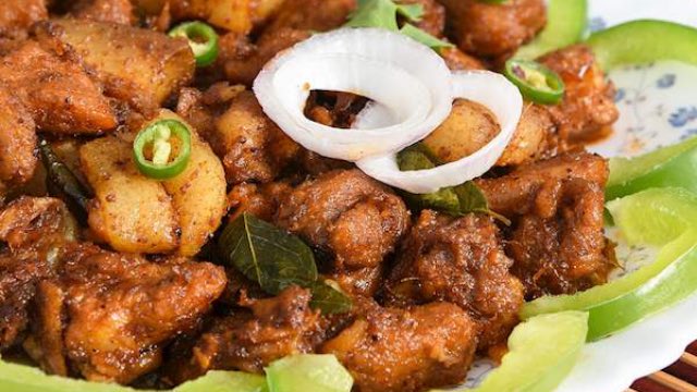 Les plats les plus populaires de la cuisine haïtienne sont le griot, le riz collé et les bananes pesées.