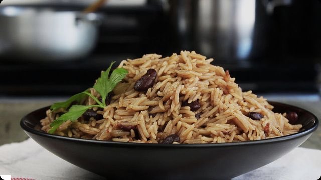 - Le riz national (aussi appelé riz-pois-collé) Il est normalement accompagné d’une salade, de banane pesée et de griot.