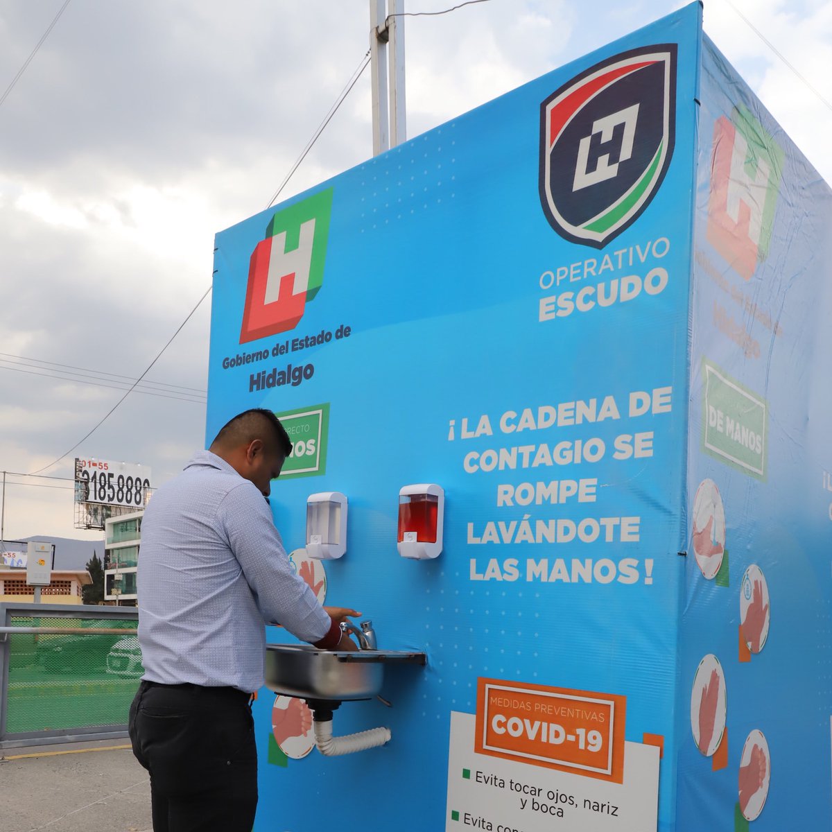 omarfayad's tweet photo. Las cabinas colocadas en espacios de mayor afluencia en #Pachuca, #Tulancingo, #Tula, #Huejutla, #Ixmiquilpan, #Apan, #Actopan, #Tizayuca y otros municipios están equipadas con tres lavamanos, agua, jabón, papel y crema antiviral. #OperativoEscudo https://t.co/l3gDkWfzcQ