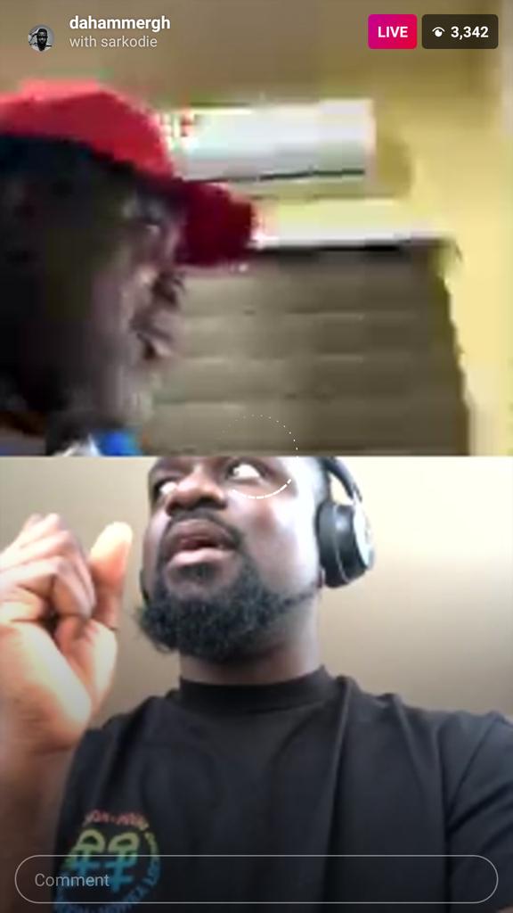 YawOkay's tweet photo. Sarkodie is live with Hammer. Abeg make somebro record na ma network de3 π€¦πΎββοΈ #BehindDaHits https://t.co/pg3bh26jia