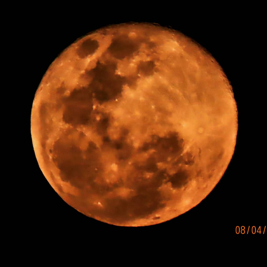 MDwars96's tweet photo. Just took 2 beautiful photos of the moon📷 https://t.co/cES3pfHzb7
