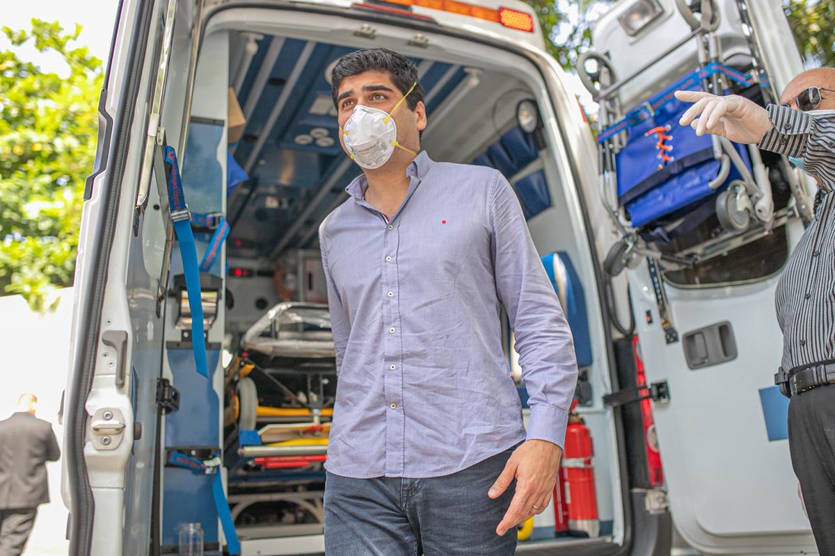 El efecto de grandiosidad de las fotos tomadas desde el piso, lo conoce la empresa de marketing que le hace campaña a este ser despreciable. No saben que es la misma altura a la que yacen nuestros muertos, en el piso, en las calles. Ellos te verían así.
¡Nosotros no olvidaremos!