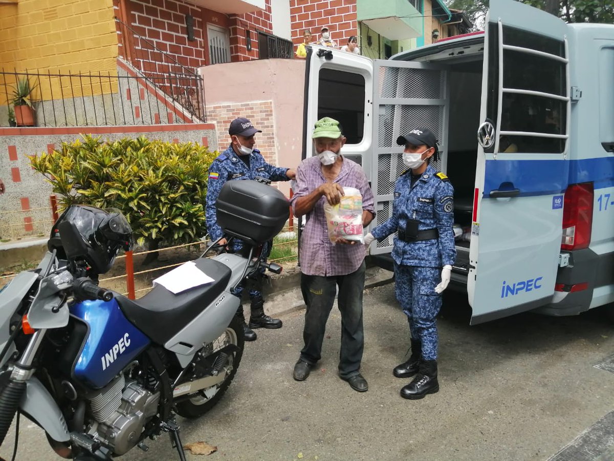 INPEC_Colombia's tweet photo. Familiares de Privados del Libertad  siguen recibiendo ayudas en mercados por parte de Integrantes del Cuerpo de Custodia y Vigilancia del Centro Carcelario de Bellavista, quienes hicieron esta importante donación. https://t.co/gRyuoR1TlG