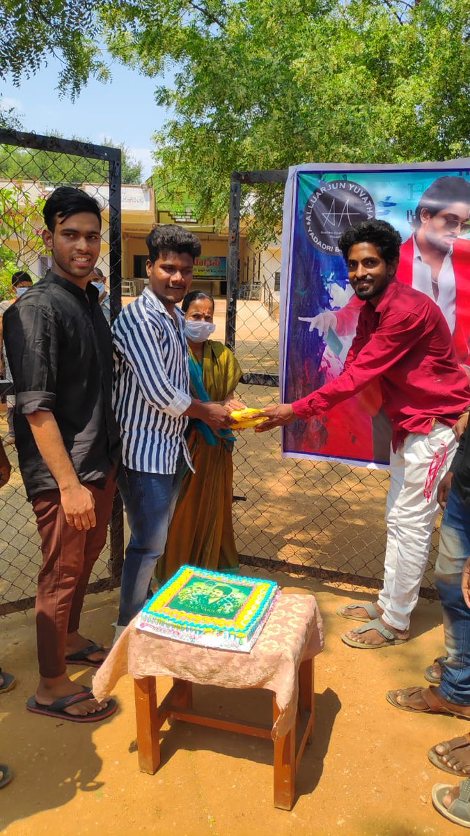 Stylish Star  @alluarjun Birthday celebrations by  @AAYuvathaHyd #HappyBirthdayAlluArjun Celebrations by  #AlluArjunYuvathaHyderabad - Team Bhongir  #Pushpa  @AlluSirish