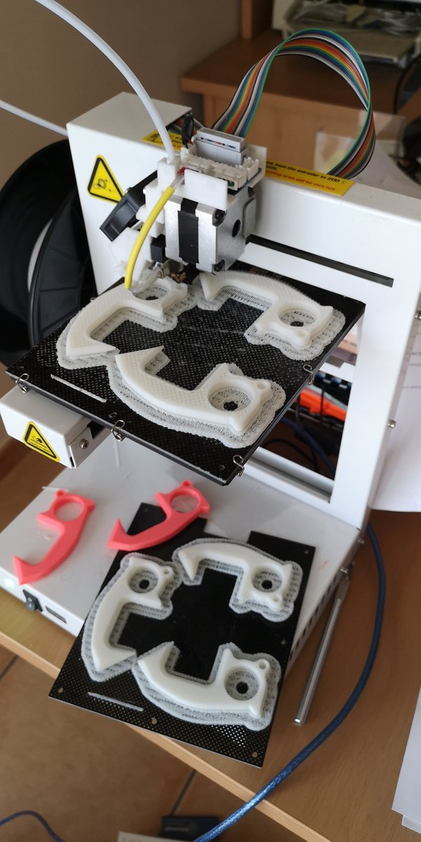 aulabpBorges's tweet photo. La impressora 3D de l'aulABP de l'@INSvallverdu, guanyada per l'alumnat en un projecte @mSchools_MWC,  ja fa dies que treballa pel projecte coordinat per @AtPopGarriguenc fent peces d'EPIs. Avui hem lliurat les primeres 50 peces. Esforç garriguenc al servei de les @CCGarrigues https://t.co/mZ4vP5Cb8V