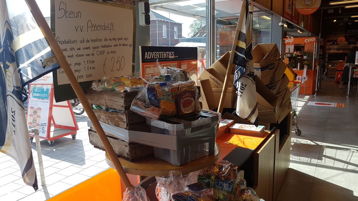 vvAssendelft's tweet photo. Bij de Coop is voorbij de kassa een kraam ingericht met artikelen uit de kantine van onze vereniging. U kunt een of meerdere zakjes meenemen en per zakje € 2,50 in het geldkistje doen. Op deze manier komt onze vereniging enigszins uit de kosten. Onze kantine https://t.co/v9QVdY4ApZ