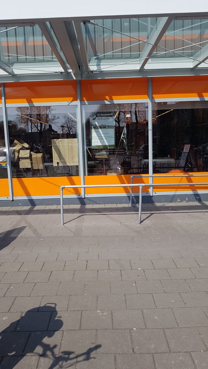 vvAssendelft's tweet photo. Bij de Coop is voorbij de kassa een kraam ingericht met artikelen uit de kantine van onze vereniging. U kunt een of meerdere zakjes meenemen en per zakje € 2,50 in het geldkistje doen. Op deze manier komt onze vereniging enigszins uit de kosten. Onze kantine https://t.co/v9QVdY4ApZ