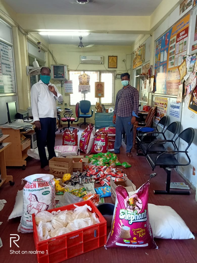 SuryahSG's tweet image. BJYM Kanchipuram District gave #ModiKits containing ration items at Moovarasampet area to 150 poor families under the guidance of @VinojBJP! #BJYMCares 

முவரசம்பட்டு பகுதியில் மளிகை சாமான்கள் அடங்கிய தொகுப்பு வழிகாட்டுதலில் 150 குடும்பங்களுக்கு வழங்கப்பட்டது! @CharuPragya