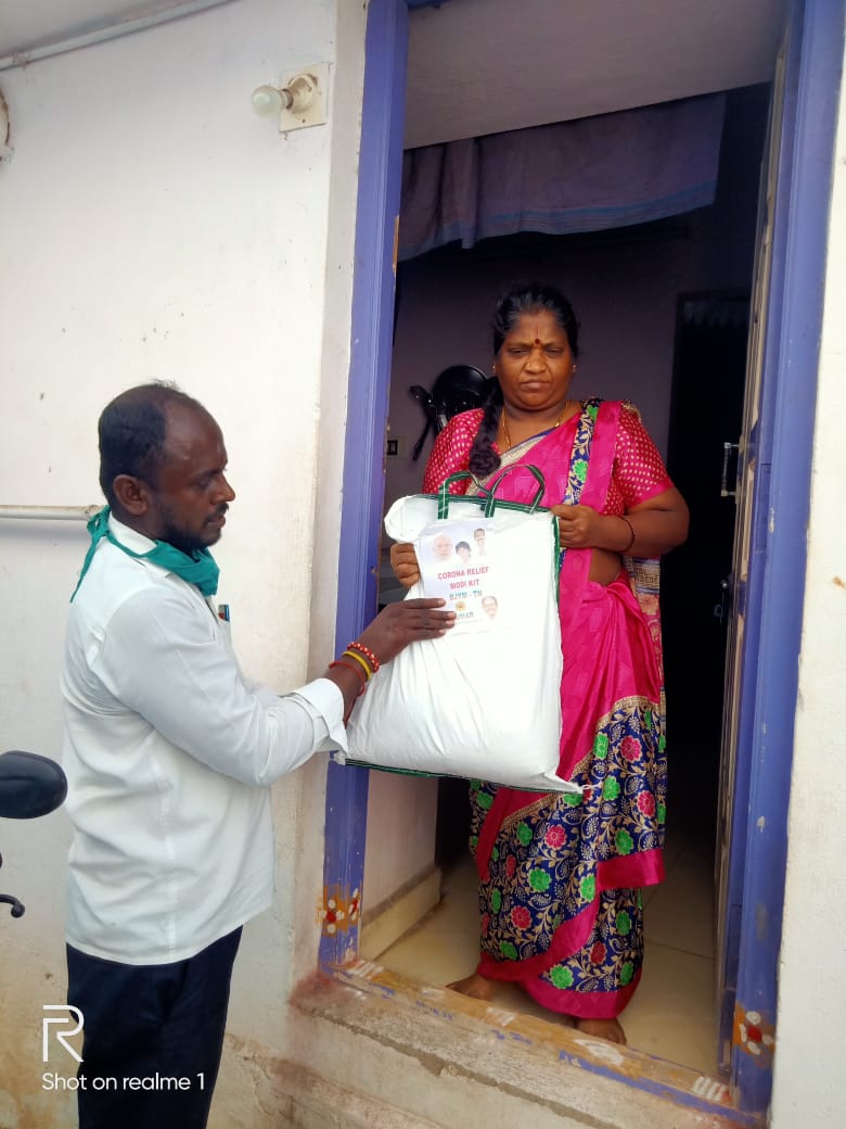 SuryahSG's tweet image. BJYM Kanchipuram District gave #ModiKits containing ration items at Moovarasampet area to 150 poor families under the guidance of @VinojBJP! #BJYMCares 

முவரசம்பட்டு பகுதியில் மளிகை சாமான்கள் அடங்கிய தொகுப்பு வழிகாட்டுதலில் 150 குடும்பங்களுக்கு வழங்கப்பட்டது! @CharuPragya