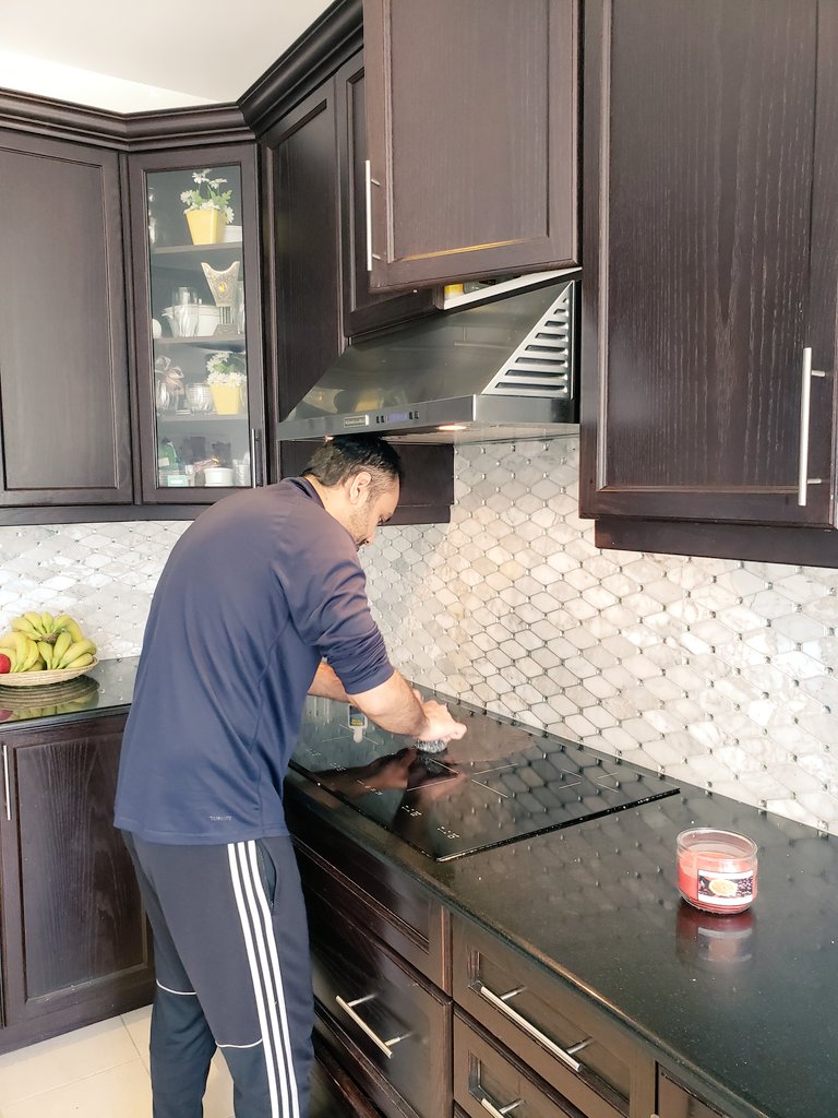 AmmSyed's tweet photo. Cleaning cooking top
This is not #workingfromhome this is #WorkingForHome https://t.co/gkPXLDzfLp