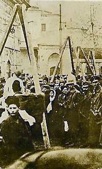 Archives,  #GenocideArmenien - Soldats turcs devant des notables arméniens décapités et pendaisons d’Arméniens à Constantinople  #Genocide  #Genocide1915  #Turquie