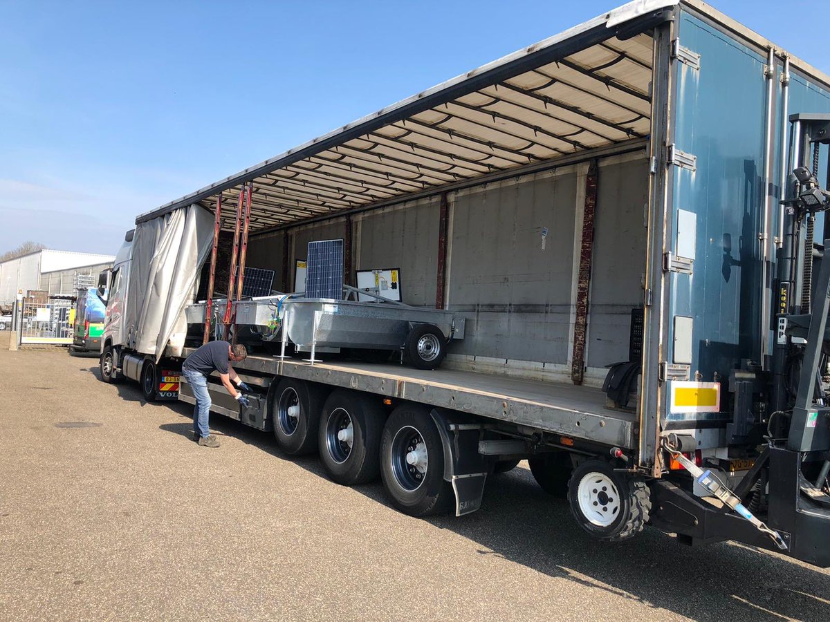 poortmansolar's tweet photo. Deze week #hardgewerkt in de #moeilijketijden, om op tijd de #PoortmanSolar #Cowpups op tijd klaar te krijgen in voor #Transport.
Met enig #nachtwerk kon de #aflevering vandaag doorgaan. De ene #vrachtwagen werd geladen terwijl de volgende stond te wachten.💪 https://t.co/auHB8K6k6J