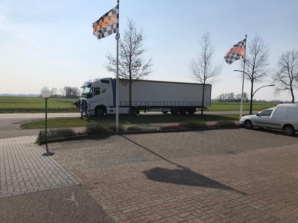 poortmansolar's tweet photo. Deze week #hardgewerkt in de #moeilijketijden, om op tijd de #PoortmanSolar #Cowpups op tijd klaar te krijgen in voor #Transport.
Met enig #nachtwerk kon de #aflevering vandaag doorgaan. De ene #vrachtwagen werd geladen terwijl de volgende stond te wachten.💪 https://t.co/auHB8K6k6J
