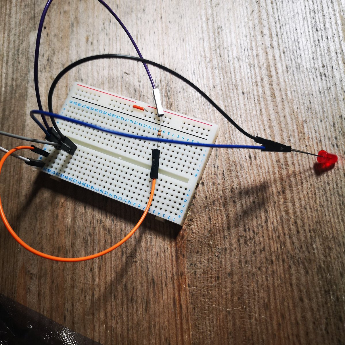 JasonBradbury's tweet photo. As promised, all the key wiring positions & code you need to do the #electronicsclub Blinking LED light project from today's Live stream ๐๐โก(See you next Weds 4pm) https://t.co/x201LCBJcv