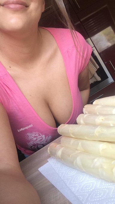 Heute gibts Spargel,.. wollte Euch nur zeigen was f&uuml;r dicke Dinger das sind.. meine nat&uuml;rlich den Spargel<a href="/tag/girl"class="tags"><span>#girl</span></a><a href="/tag/back"class="tags"><span>#back</span></a><a href="/tag/sexy"class="tags"><span>#sexy</span></a><a href="/tag/leggings"class="tags"><span>#leggings</span></a><a href="/tag/ass"class="tags"><span>#ass</span></a><a href="/tag/wetlook"class="tags"><span>#wetlook</span></a><a href="/tag/lo"class="tags"><span>#lo</span></a>