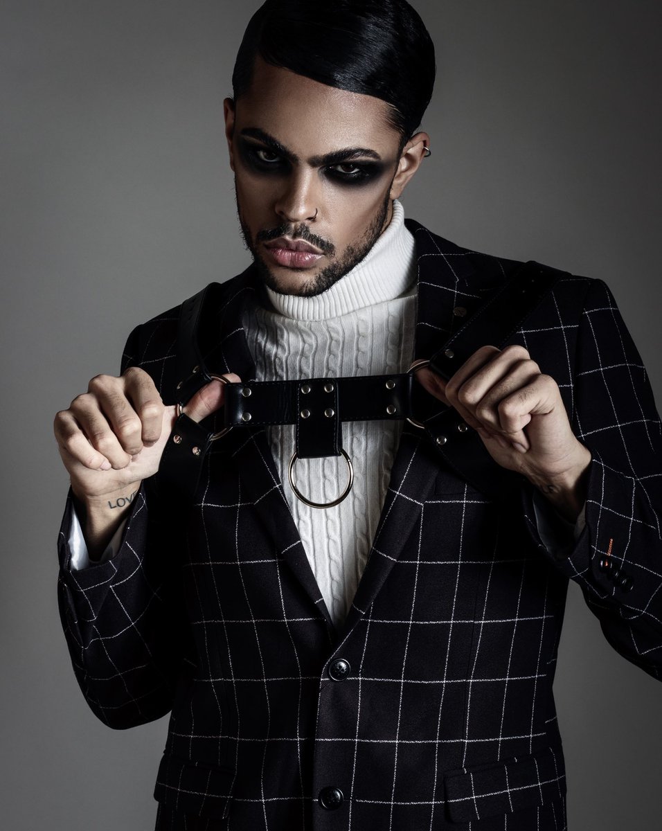 a few photos from a shoot a few months back 🖤