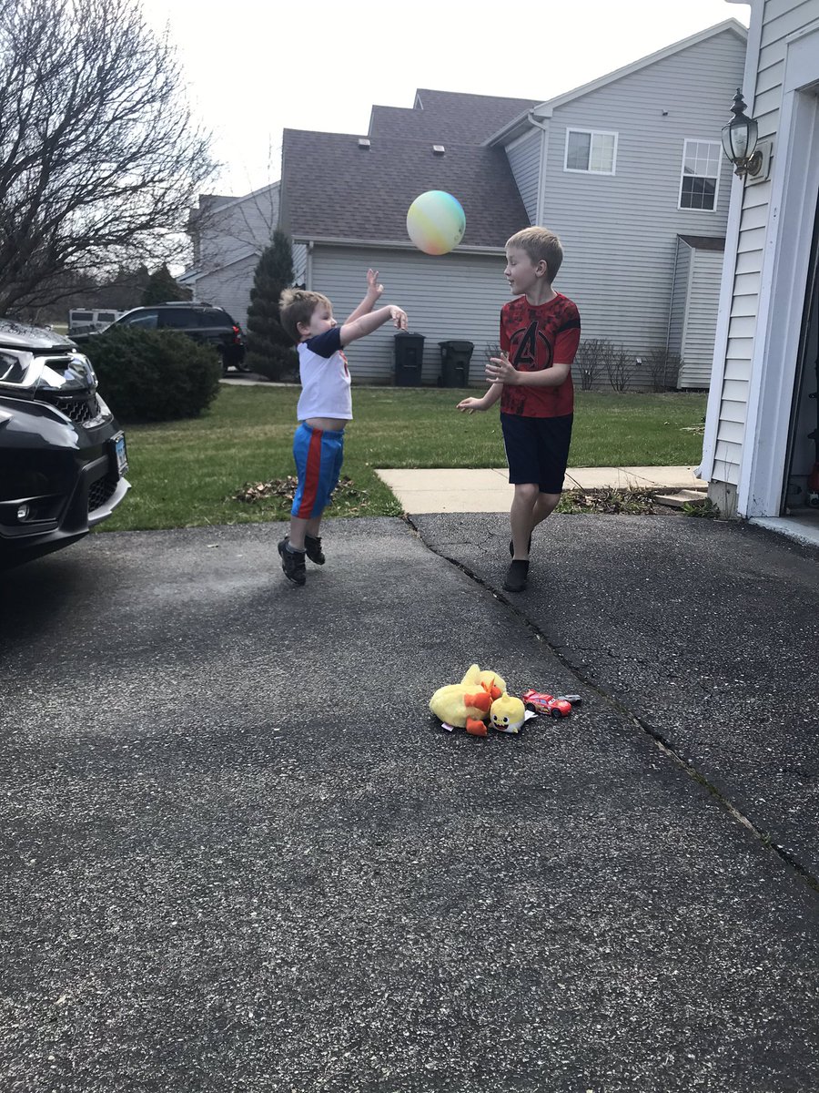 Maganann22's tweet photo. @johnkrasinski @somegoodnews My 3 year old has a pretty good jump shot #QuarantineLife #finallyniceweatherinIL https://t.co/lMUKBkpj2D
