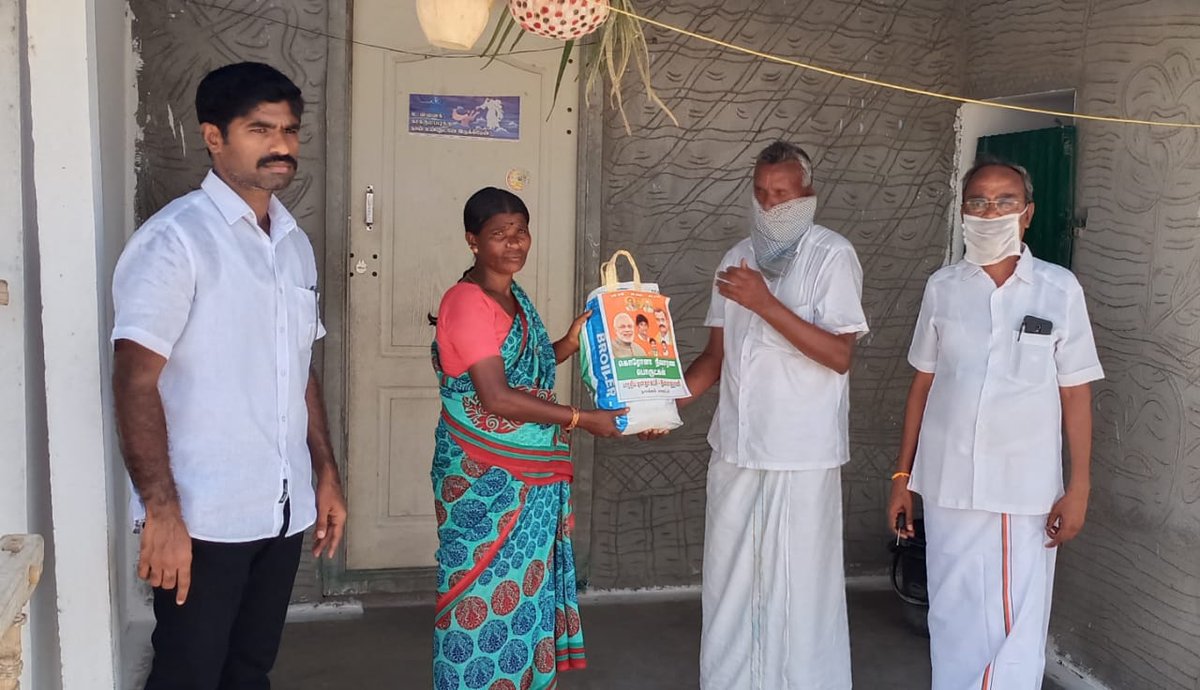 SuryahSG's tweet image. BJYM Namakkal District President Rajesh &amp;amp; Team arranged and distributed 300 ration #ModiKits to 300 poor &amp;amp; underprivileged families in his region. #BJYMCares @VinojBJP @poonam_mahajan